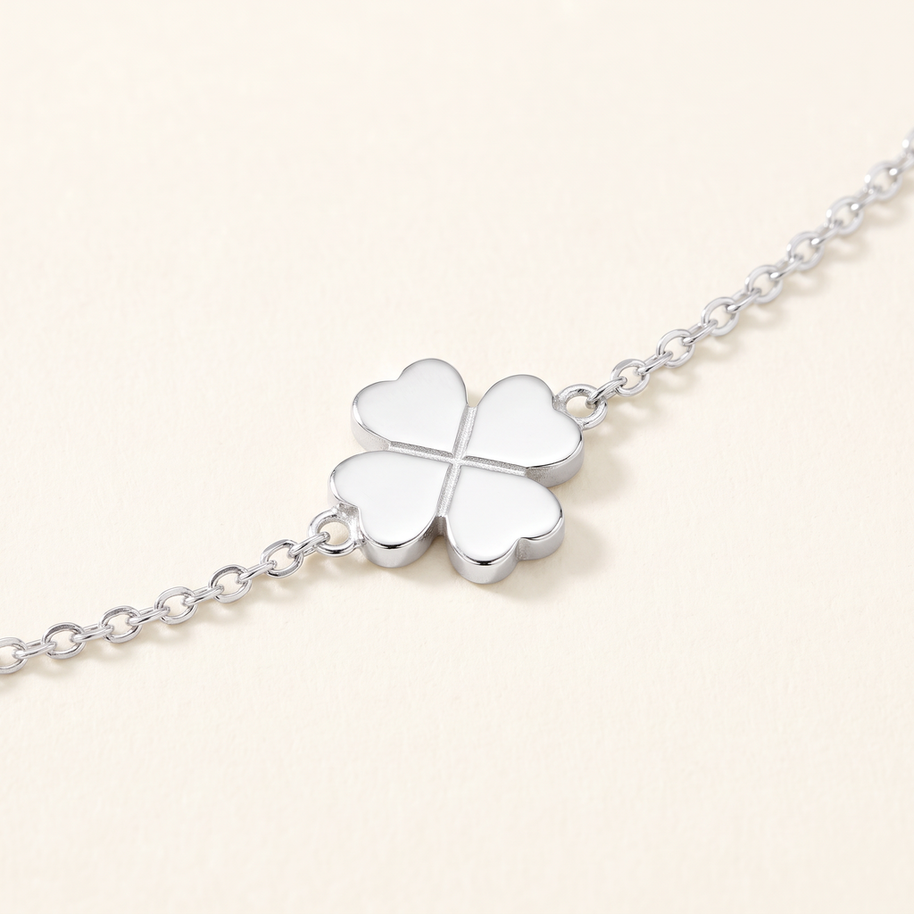 Collier cœur, trèfle et étoile sur chaîne, détail du motif, argenté