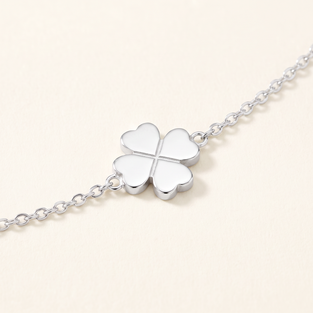 Collier cœur, trèfle et étoile sur chaîne, détail du motif, argenté