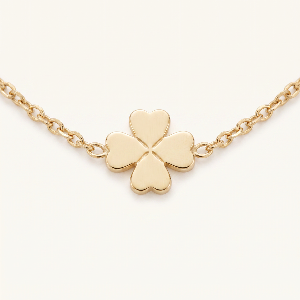 Collier cœur, trèfle et étoile sur chaîne, détail du motif, doré