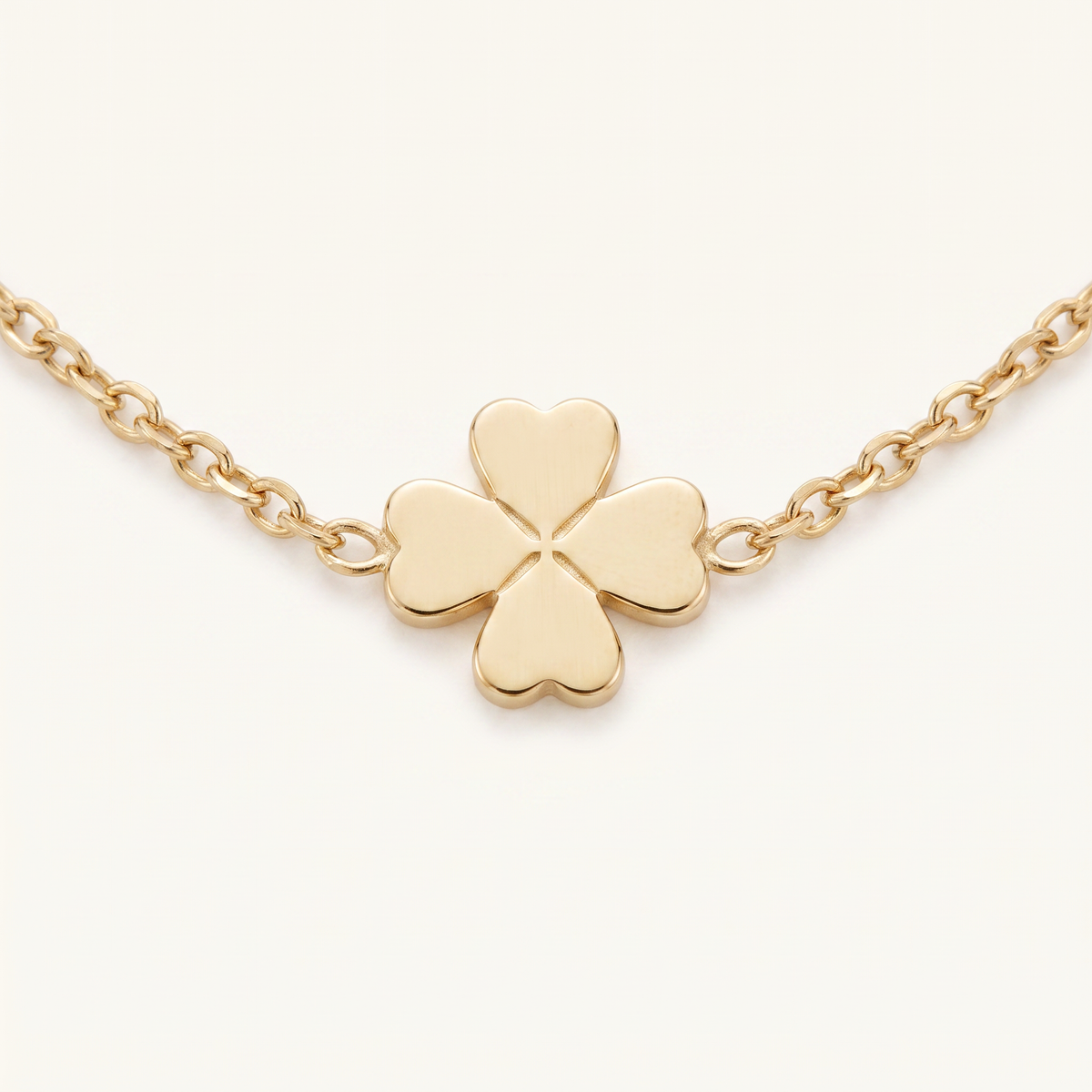 Collier cœur, trèfle et étoile sur chaîne, détail du motif, doré