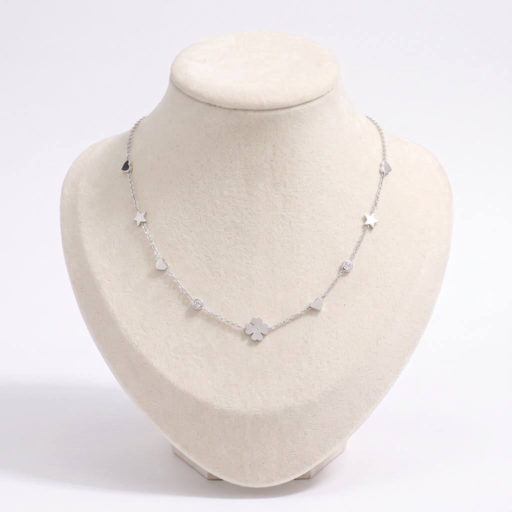 Collier cœur, trèfle et étoile sur chaîne, vue de face, argenté