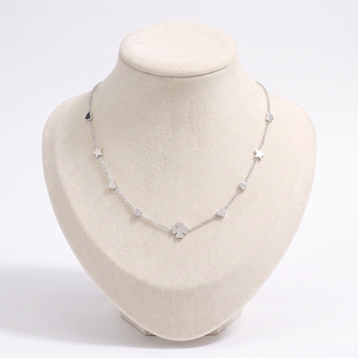 Collier cœur, trèfle et étoile sur chaîne, vue de face, argenté