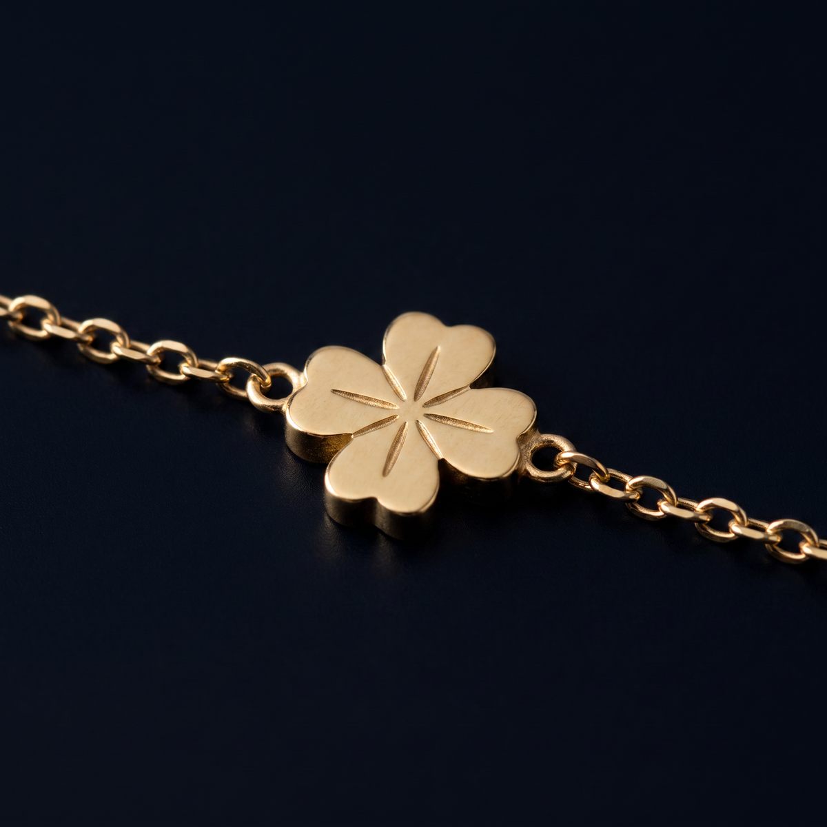 Collier cœur, trèfle et étoile sur chaîne, motif en gros plan