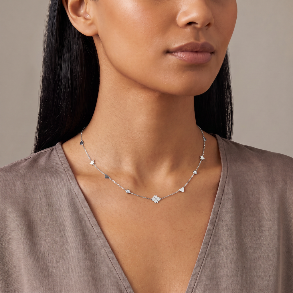 Collier cœur, trèfle et étoile sur chaîne, porté mi-corps, argenté