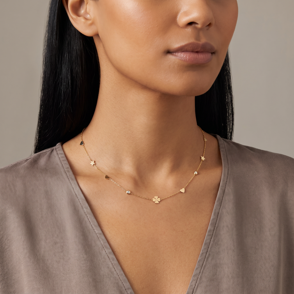Collier cœur, trèfle et étoile sur chaîne, porté mi-corps, doré