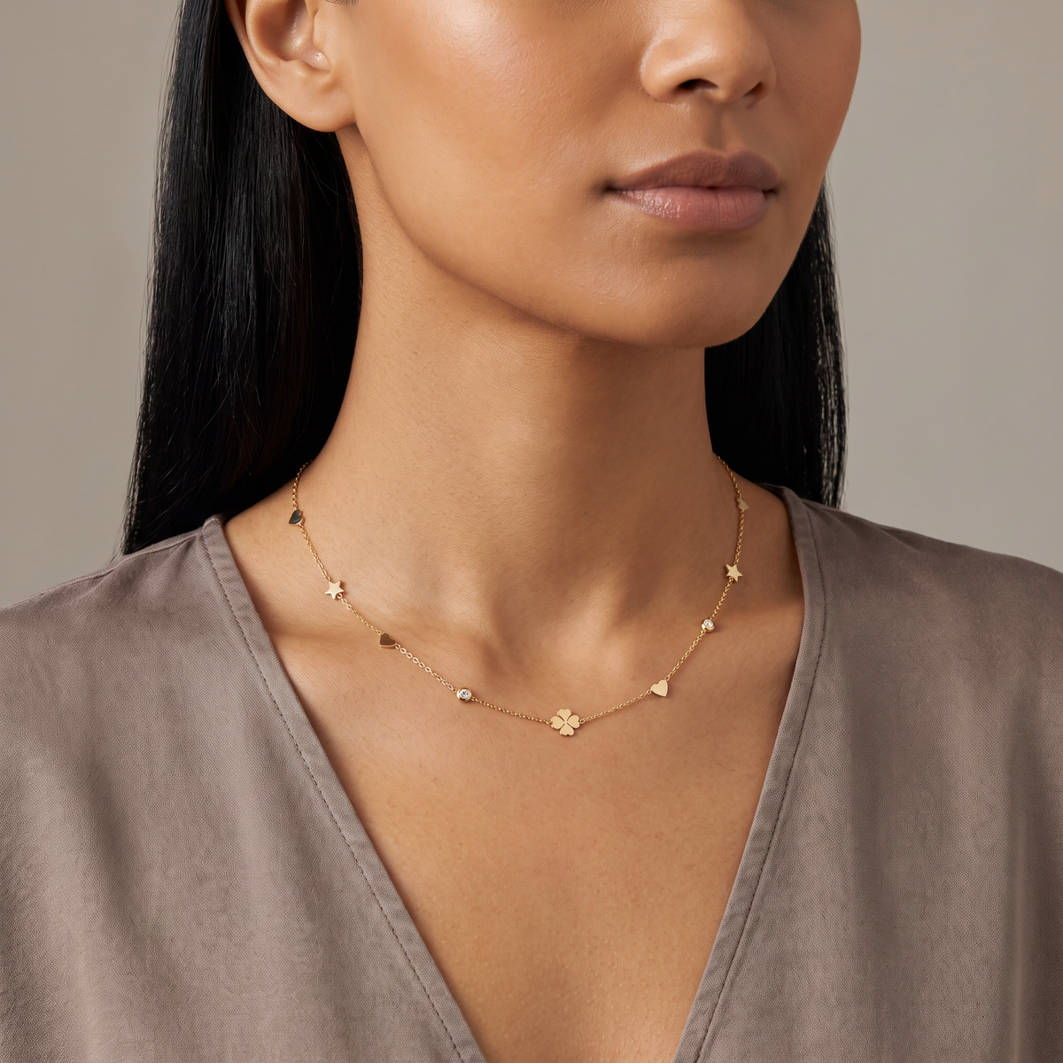 Collier cœur, trèfle et étoile sur chaîne, porté mi-corps, doré