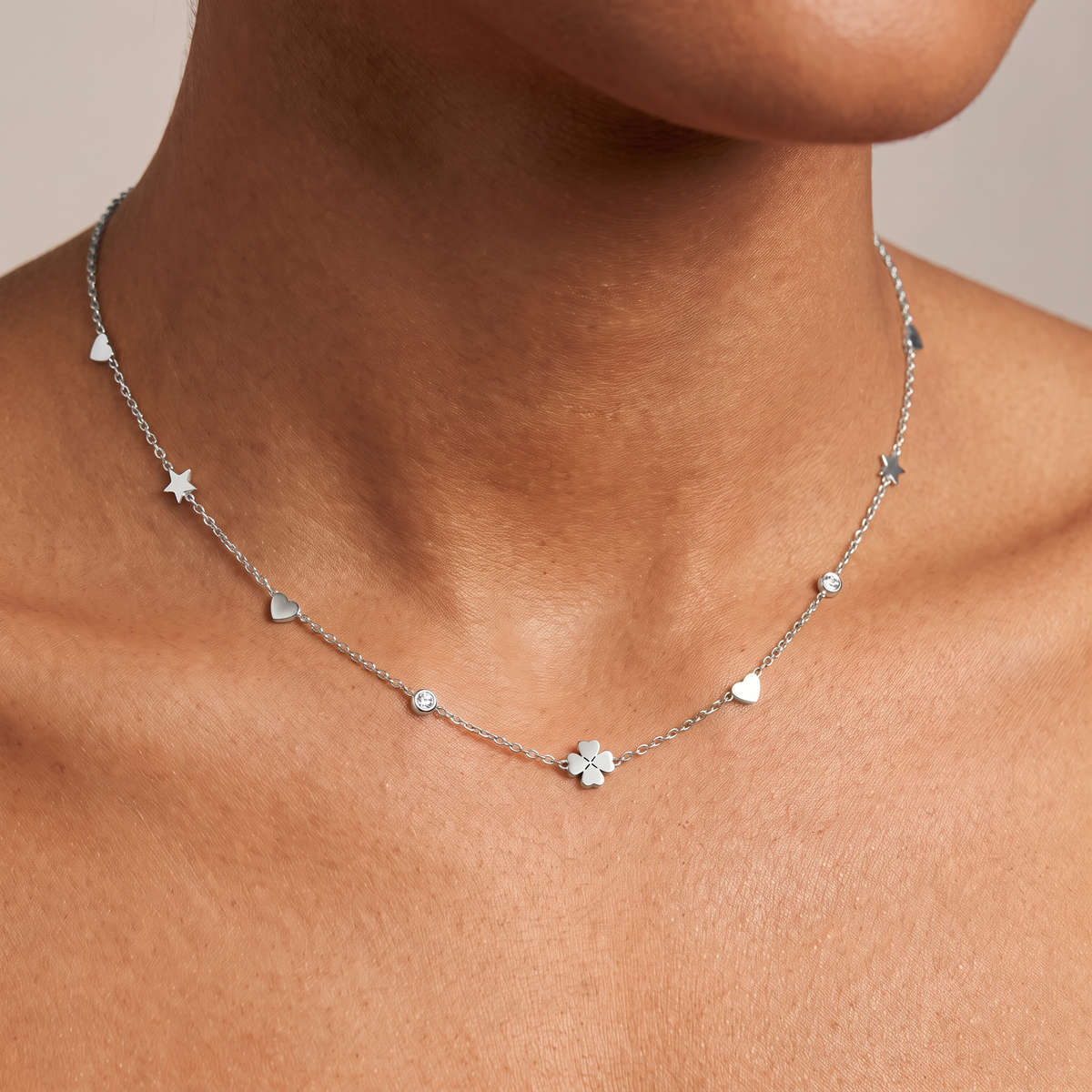 Collier cœur, trèfle et étoile sur chaîne, porté, argenté