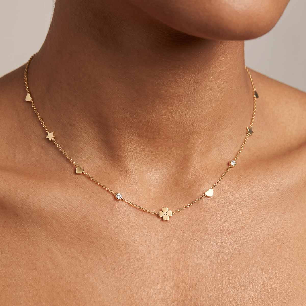 Collier cœur, trèfle et étoile sur chaîne, porté, doré