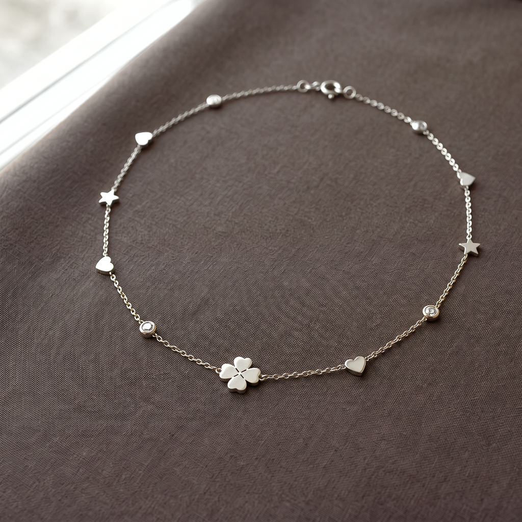 Collier cœur, trèfle et étoile sur chaîne, porté en tenue, argenté