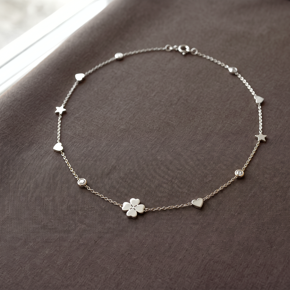 Collier cœur, trèfle et étoile sur chaîne, porté en tenue, argenté