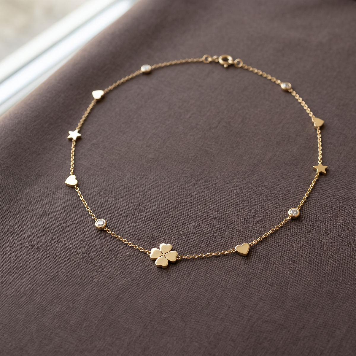 Collier cœur, trèfle et étoile sur chaîne, porté en tenue, doré