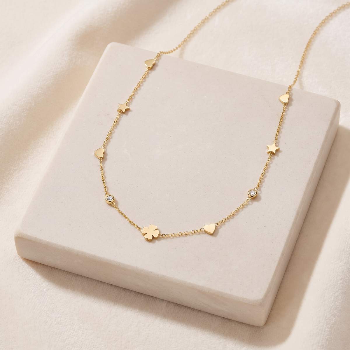 Collier cœur, trèfle et étoile sur chaîne — Doré