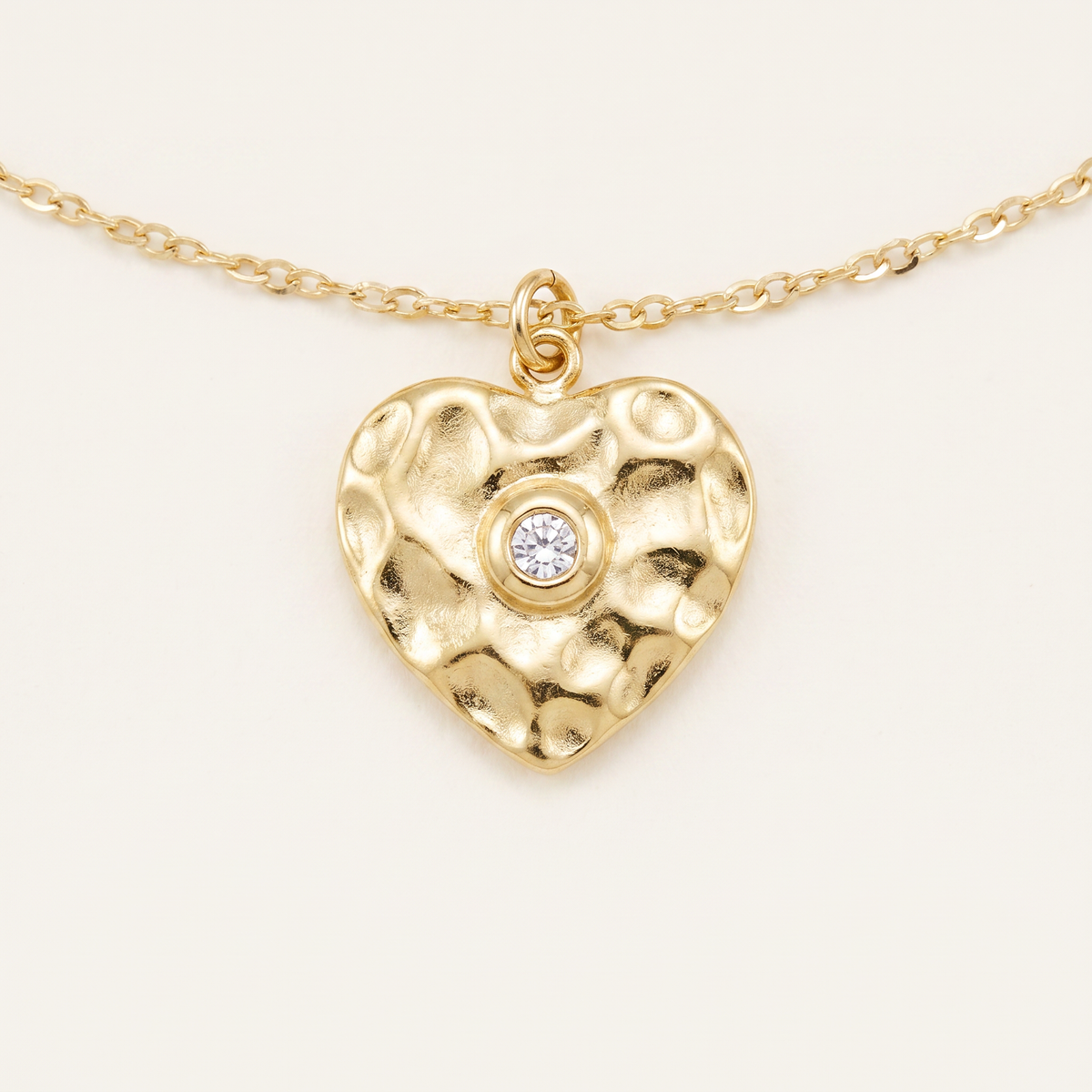 Collier ras de cou cœur à strass, détail du motif, doré