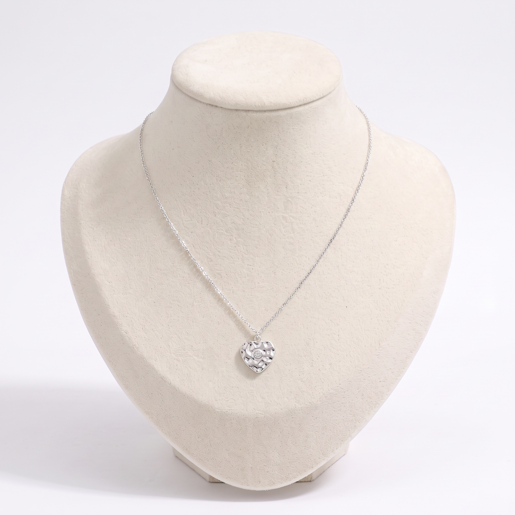Collier ras de cou cœur à strass, vue de face, argenté