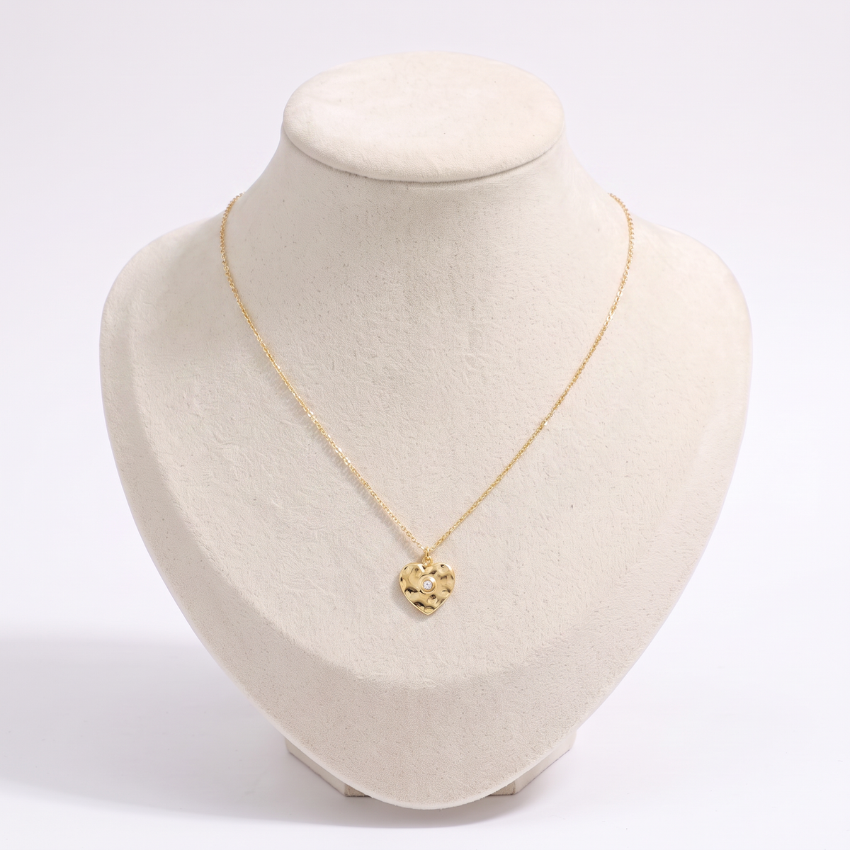 Collier ras de cou cœur à strass, vue de face, doré