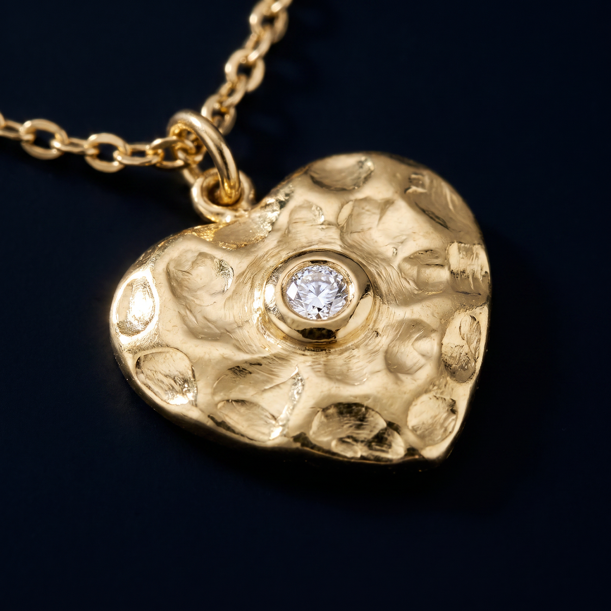 Collier ras de cou cœur à strass, motif en gros plan