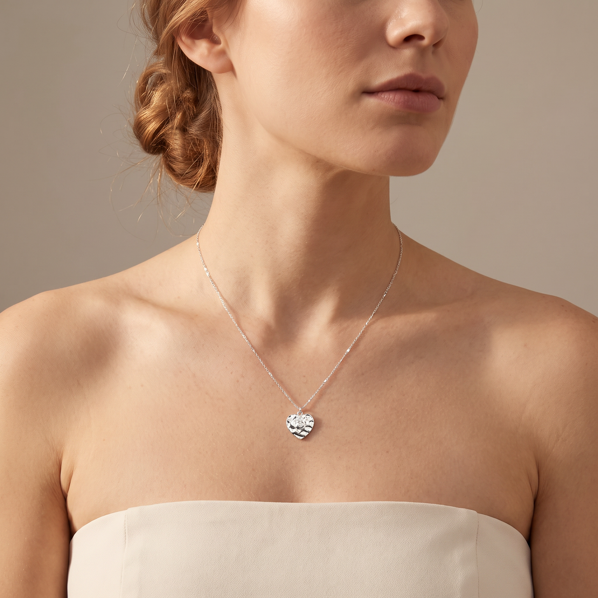 Collier ras de cou cœur à strass, porté mi-corps, argenté