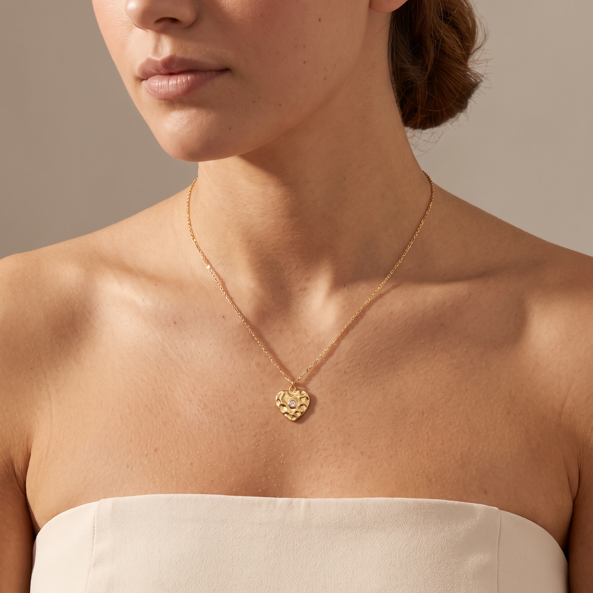 Collier ras de cou cœur à strass, porté mi-corps