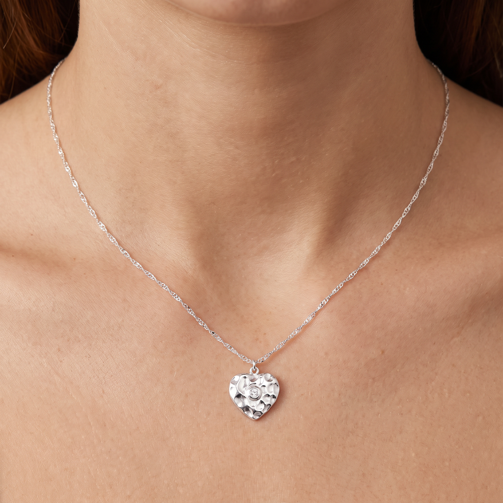 Collier ras de cou cœur à strass, porté, argenté