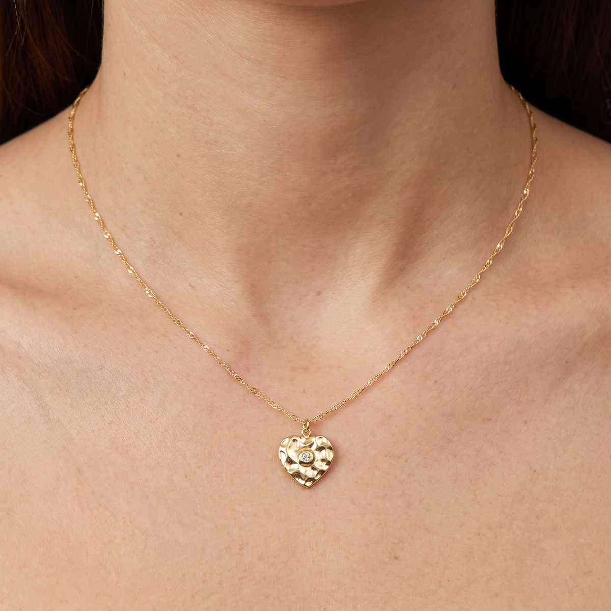 Collier ras de cou cœur à strass, porté, doré