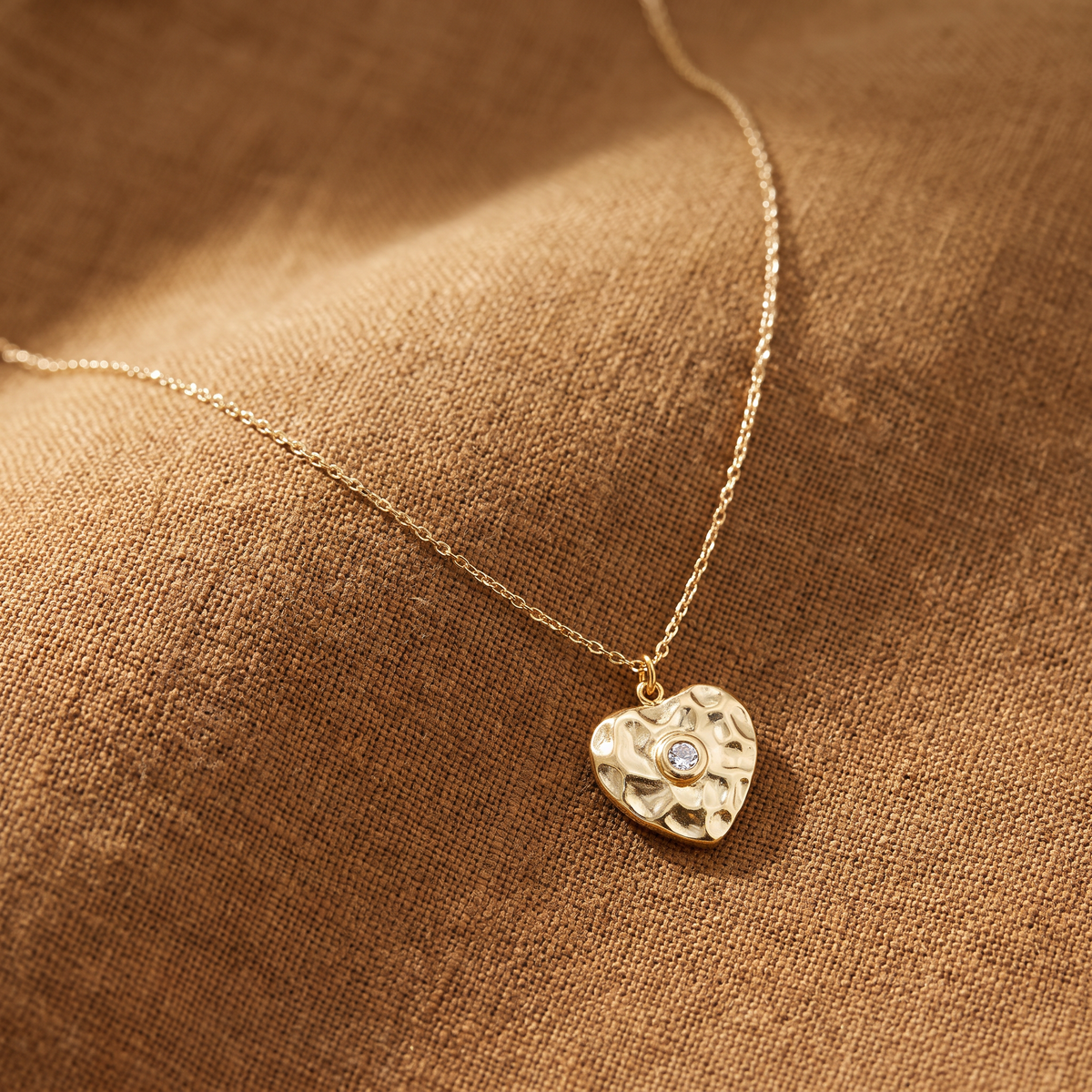 Collier ras de cou cœur à strass, porté en tenue, doré