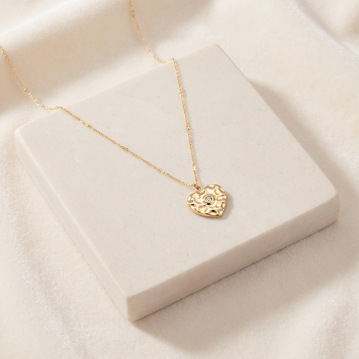 Collier ras de cou cœur à strass — Doré
