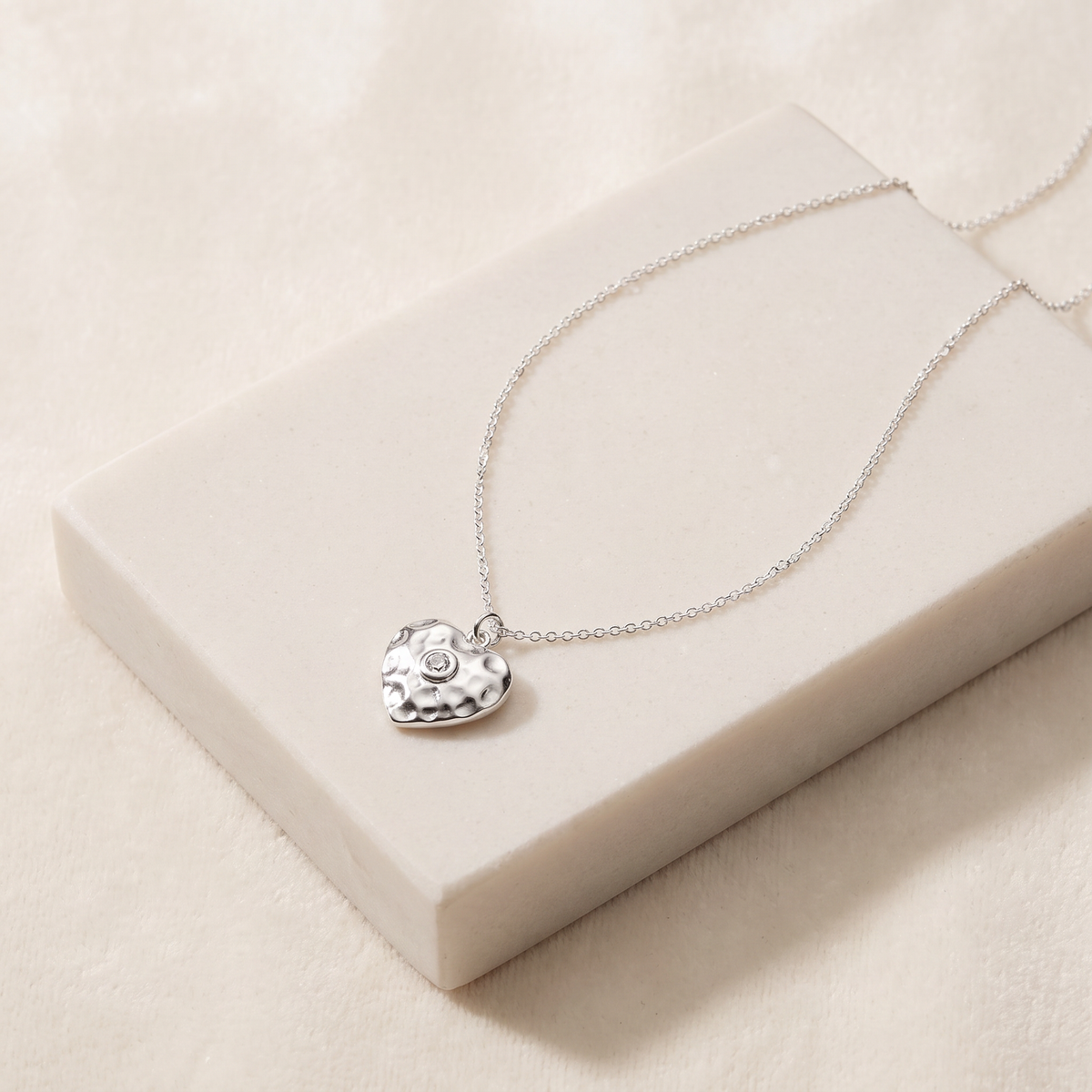Collier ras de cou cœur à strass — Argenté