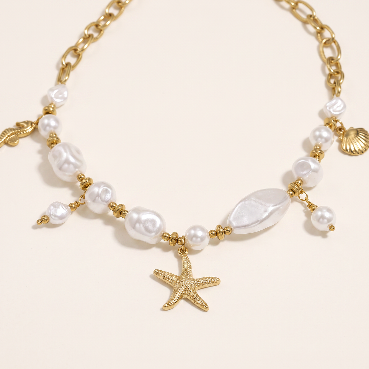 Collier coquillage doré esprit marin sur chaîne, détail du motif
