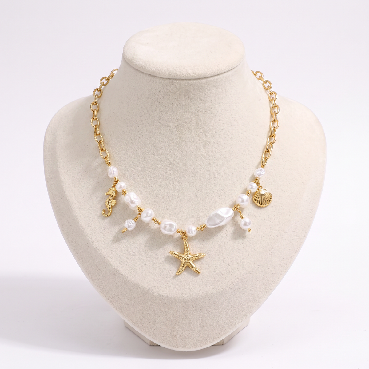 Collier coquillage doré esprit marin sur chaîne, vue de face