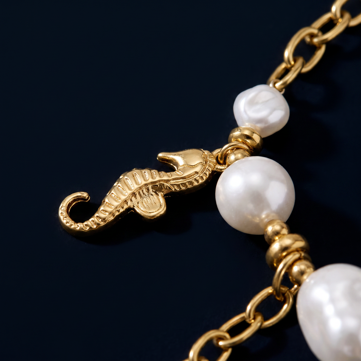 Collier coquillage doré esprit marin sur chaîne, motif en gros plan