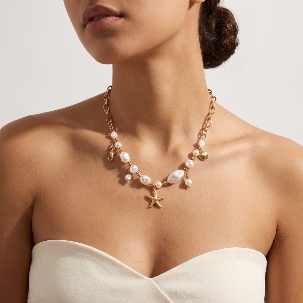 Collier coquillage doré esprit marin sur chaîne, porté mi-corps