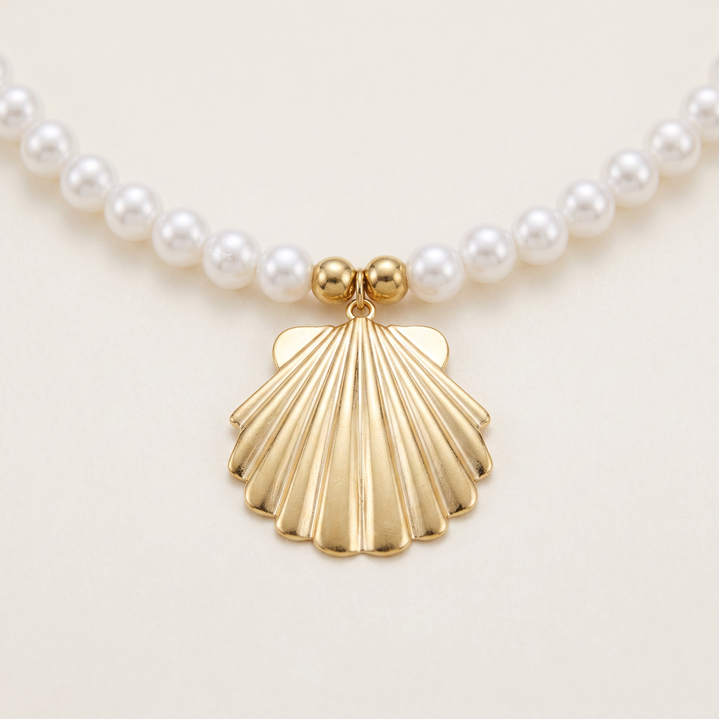Collier coquillage doré à breloques en perles nacrées, détail du motif