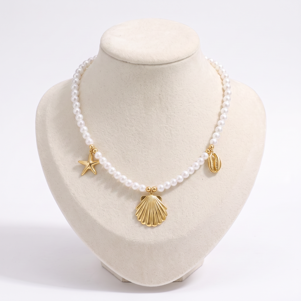 Collier coquillage doré à breloques en perles nacrées, vue de face