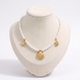 Collier coquillage doré à breloques en perles nacrées, vue de face