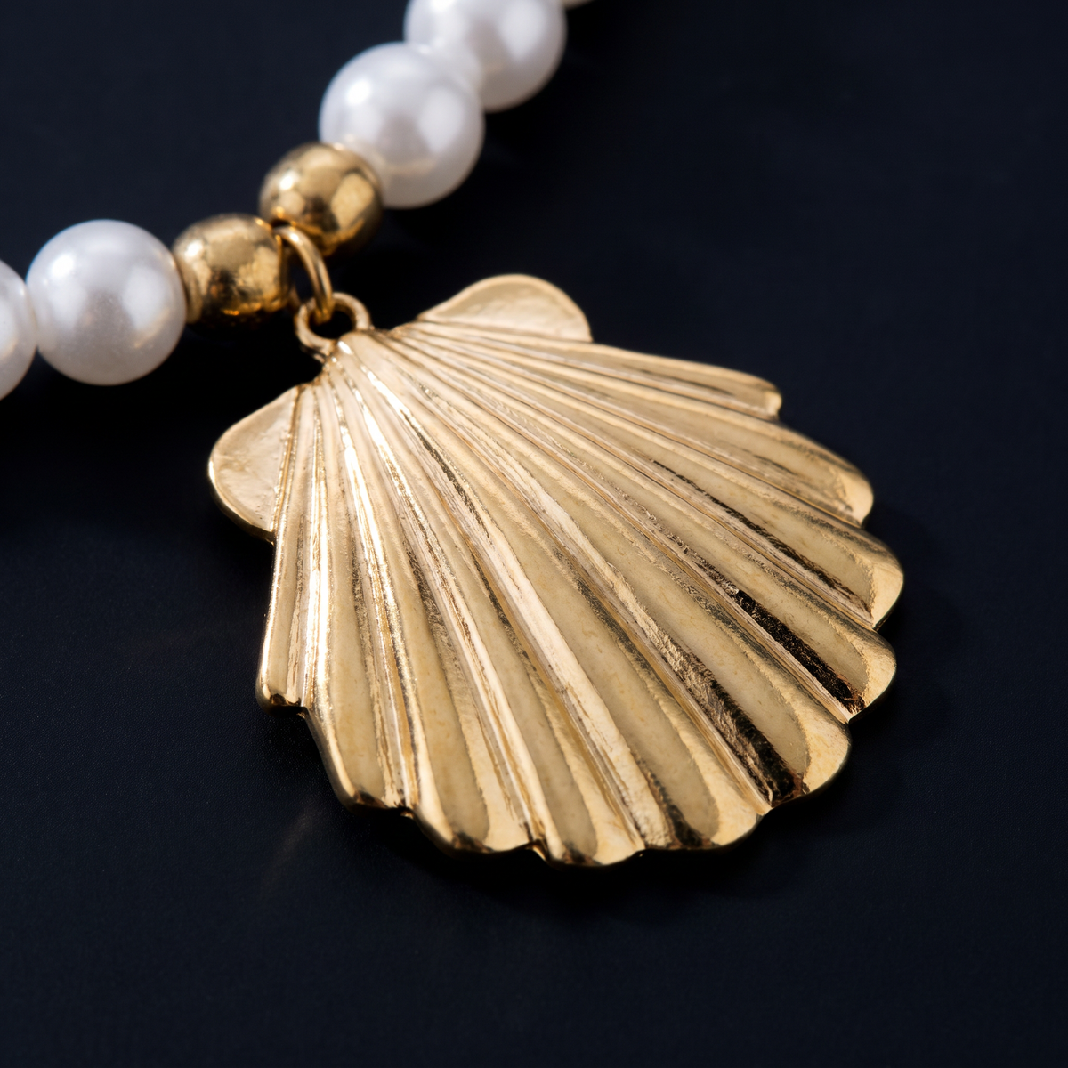 Collier coquillage doré à breloques en perles nacrées, motif en gros plan