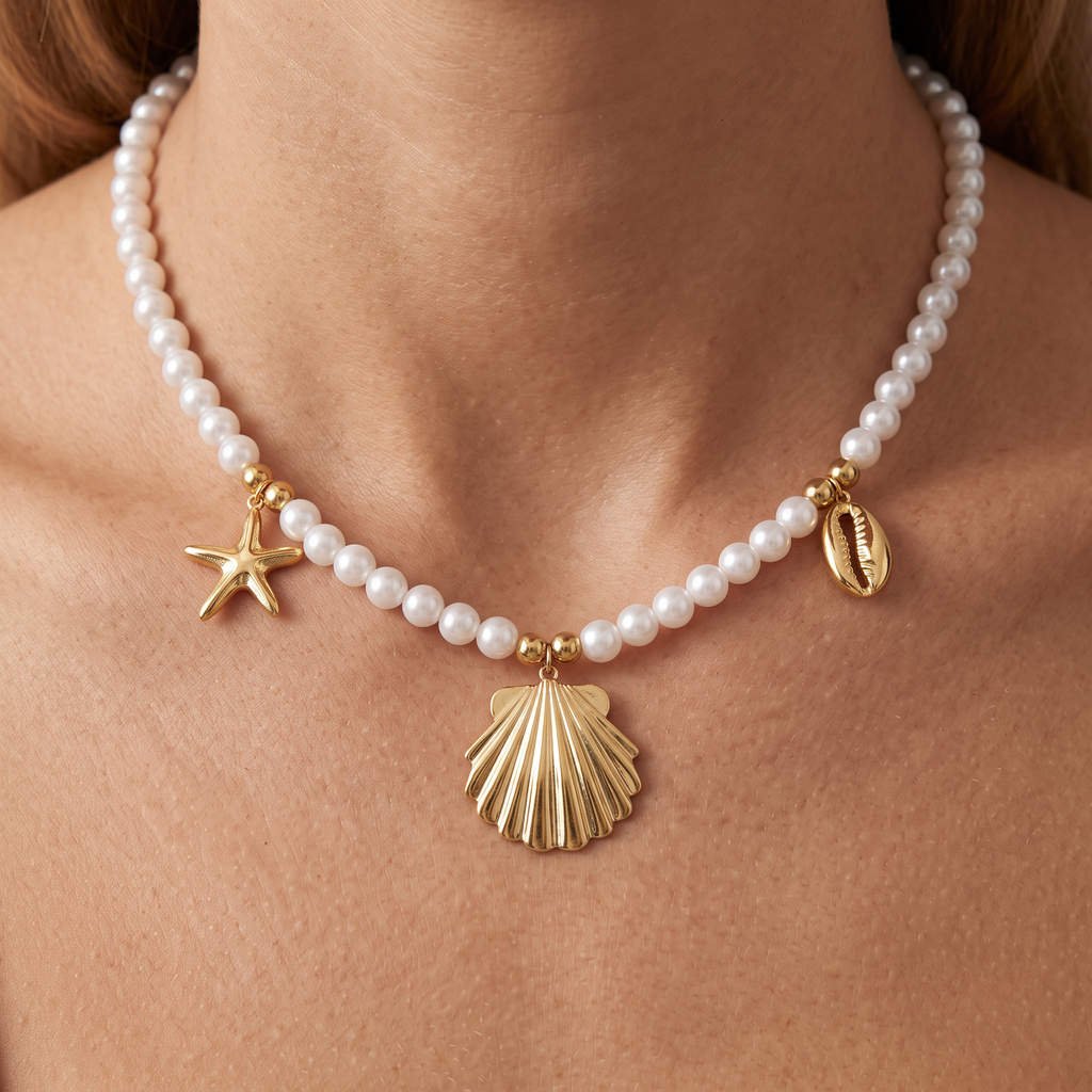 Collier coquillage doré à breloques en perles nacrées, porté