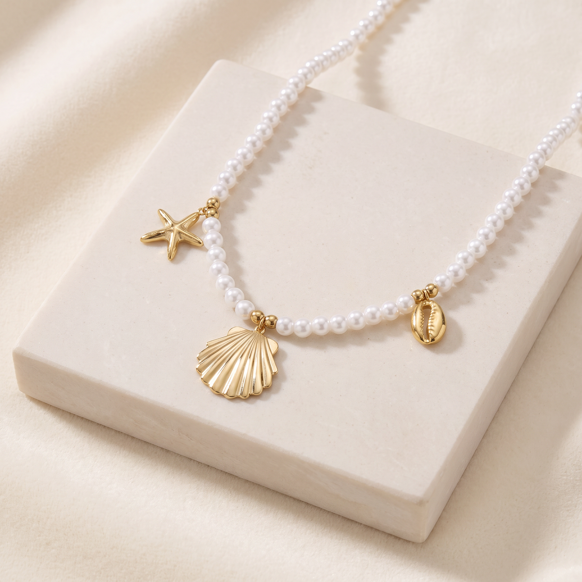 Collier coquillage doré à breloques en perles nacrées — Doré