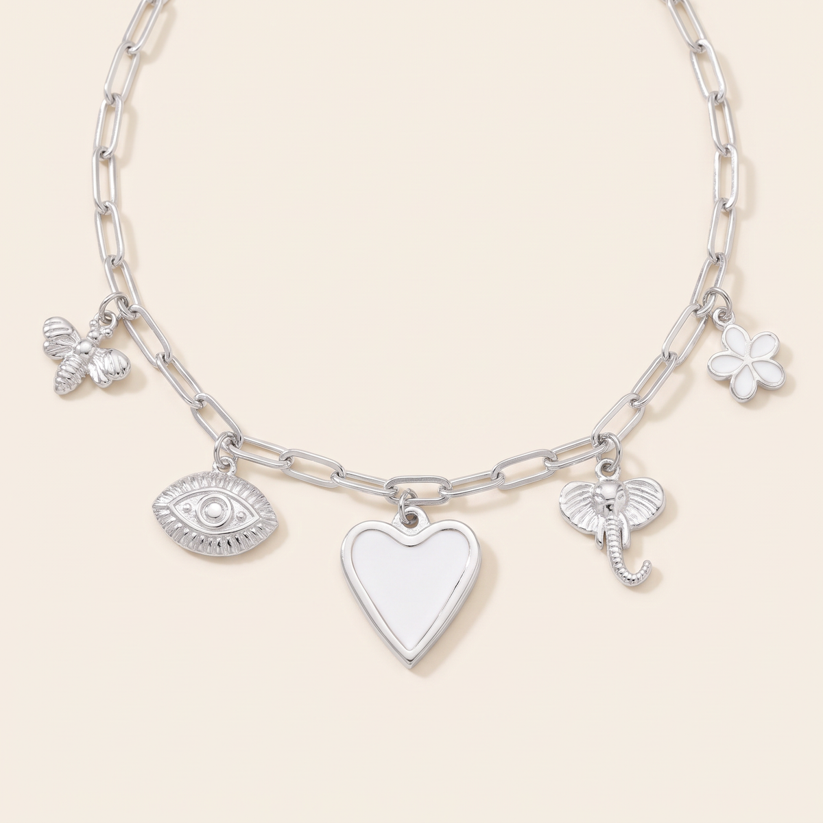 Collier charms cœur, œil et éléphant, détail du motif, argenté