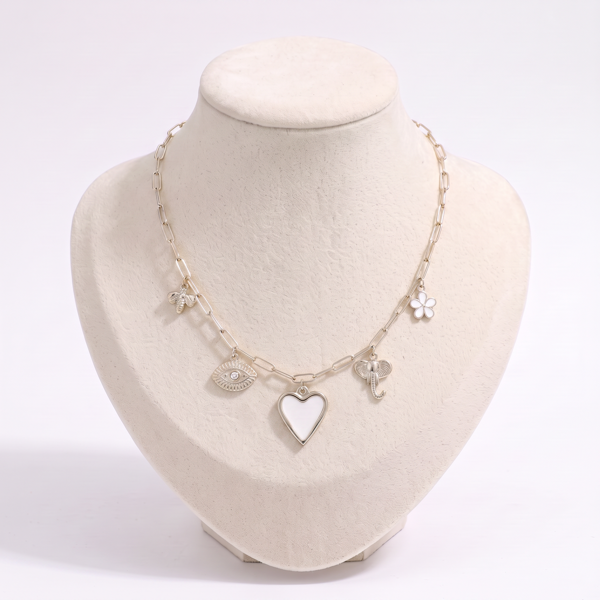 Collier charms cœur, œil et éléphant, vue de face, argenté