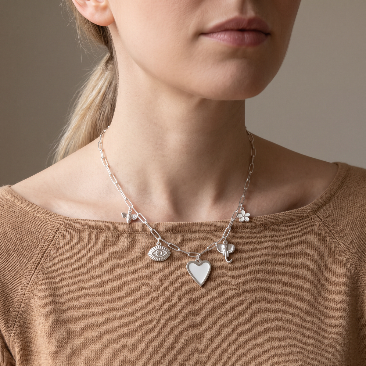 Collier charms cœur, œil et éléphant, porté mi-corps, argenté