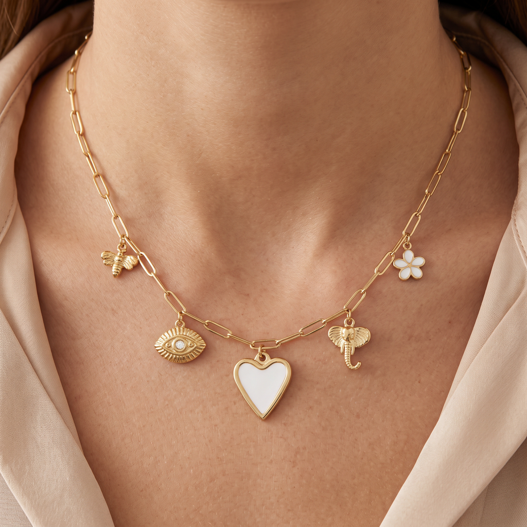 Collier charms cœur, œil et éléphant, porté, doré