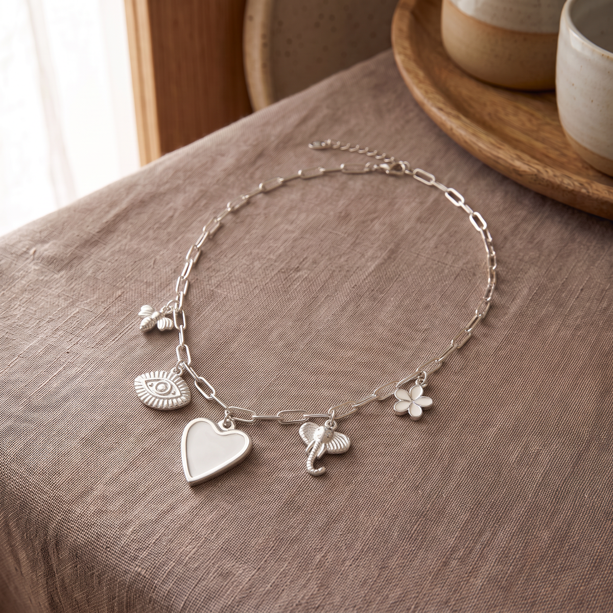 Collier charms cœur, œil et éléphant, porté en tenue, argenté