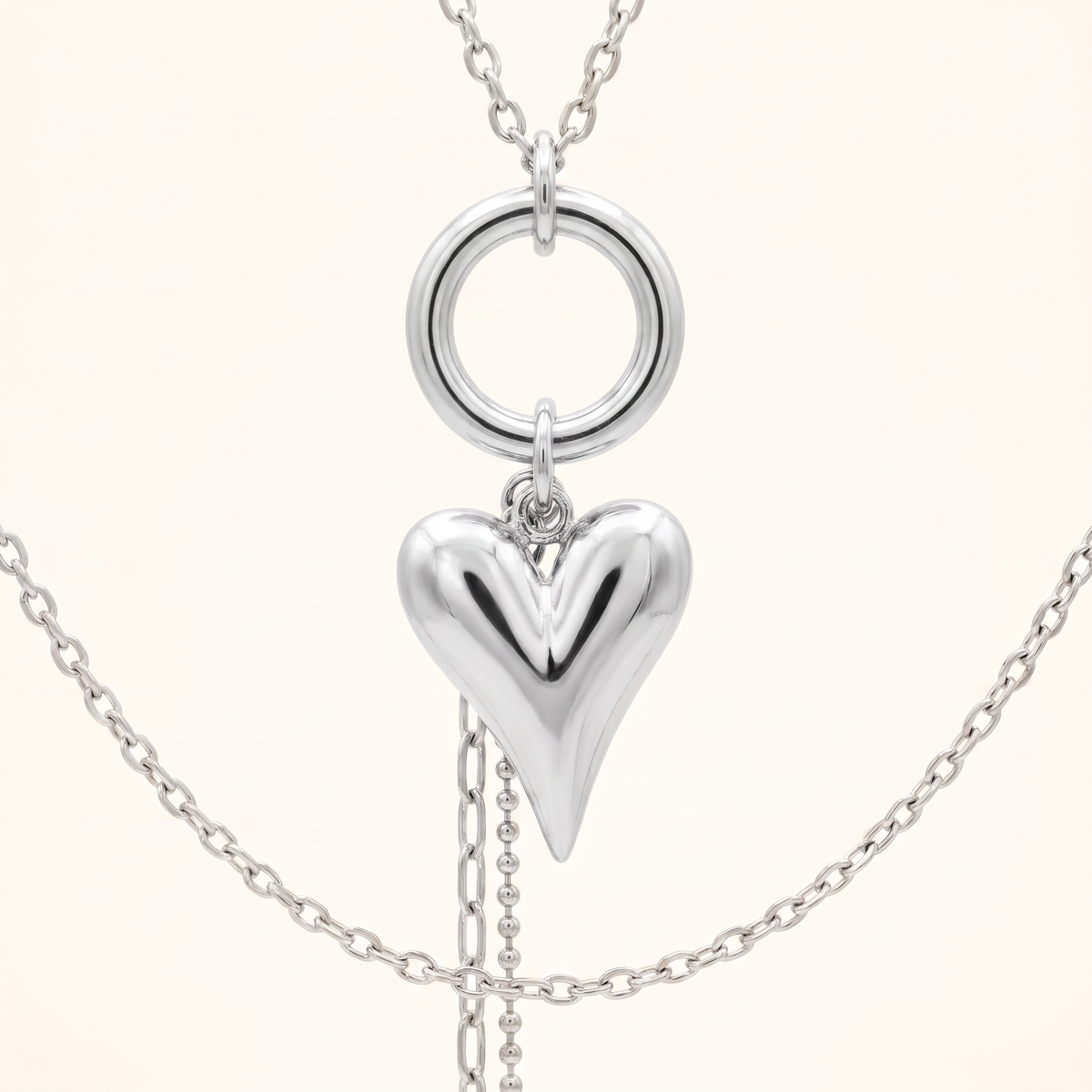 Collier pendentif cœur et perle, détail du motif, argenté