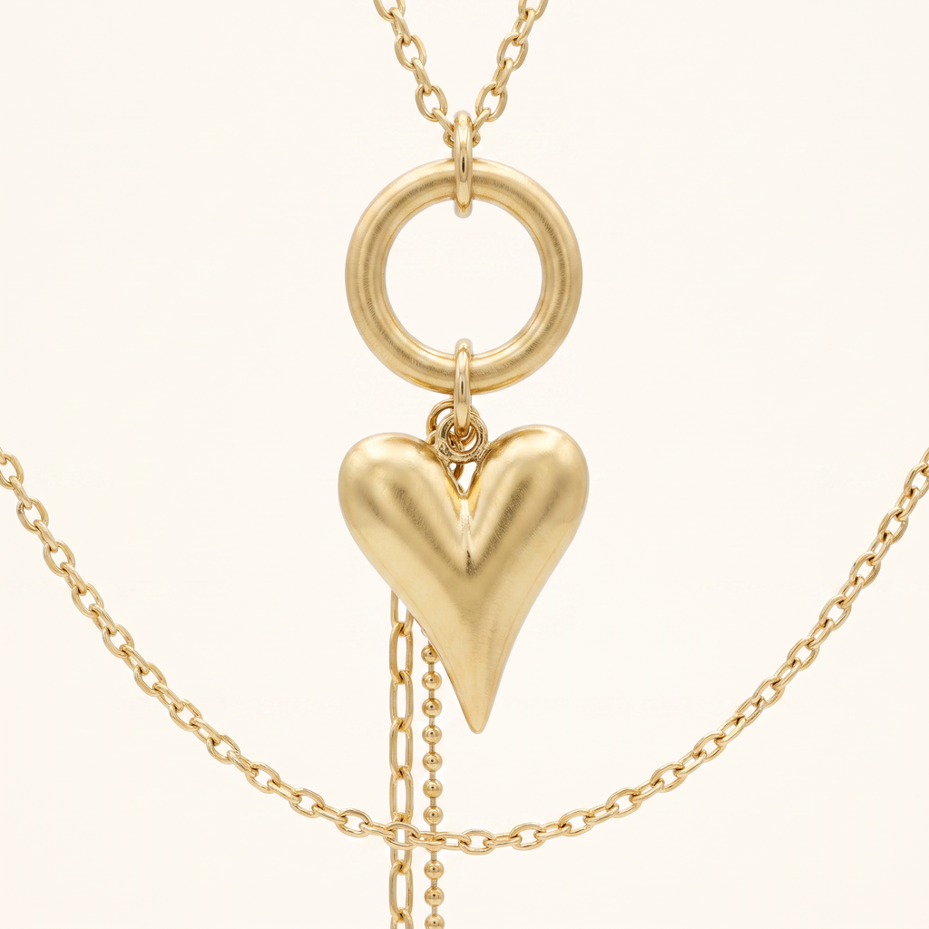 Collier pendentif cœur et perle, détail du motif, doré