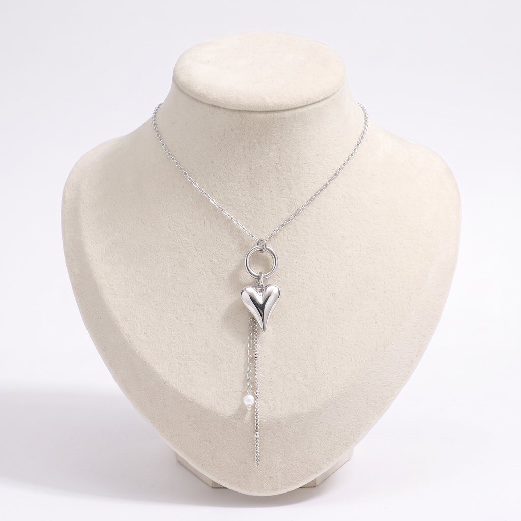 Collier pendentif cœur et perle, vue de face, argenté