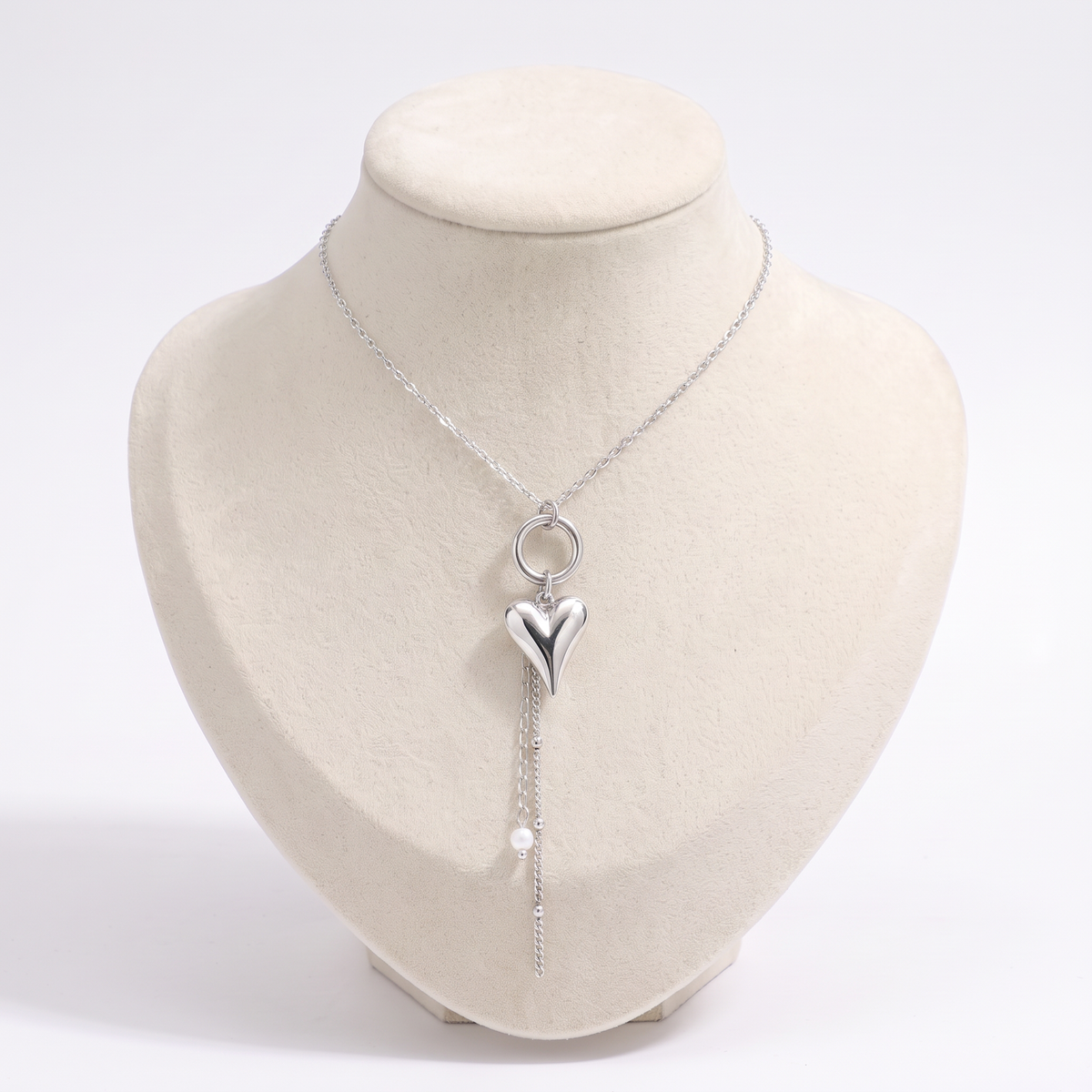 Collier pendentif cœur et perle, vue de face, argenté