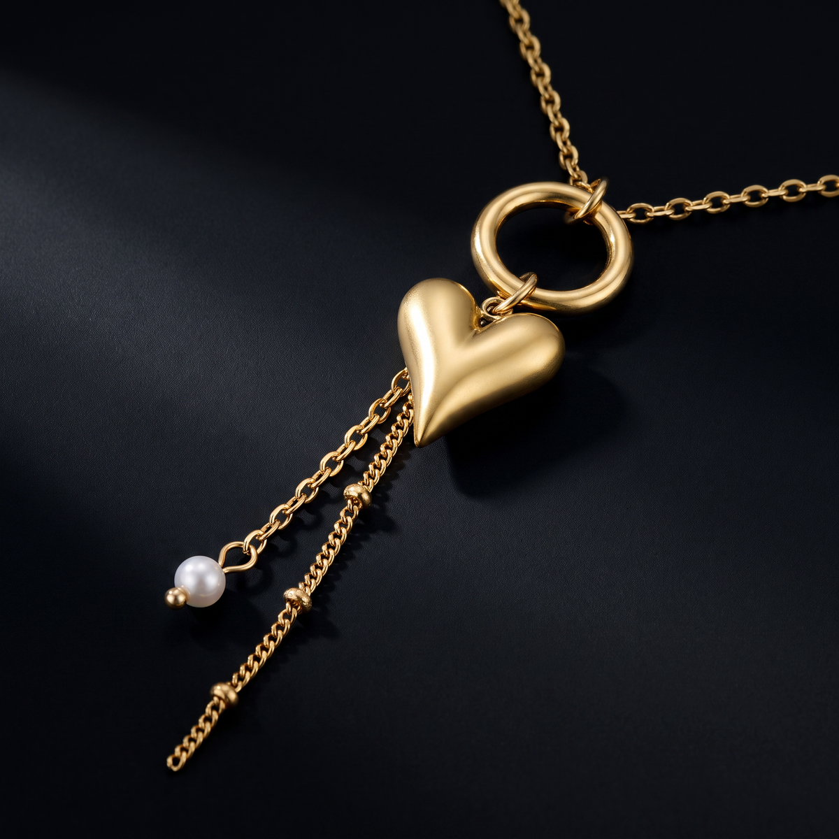 Collier pendentif cœur et perle, motif en gros plan
