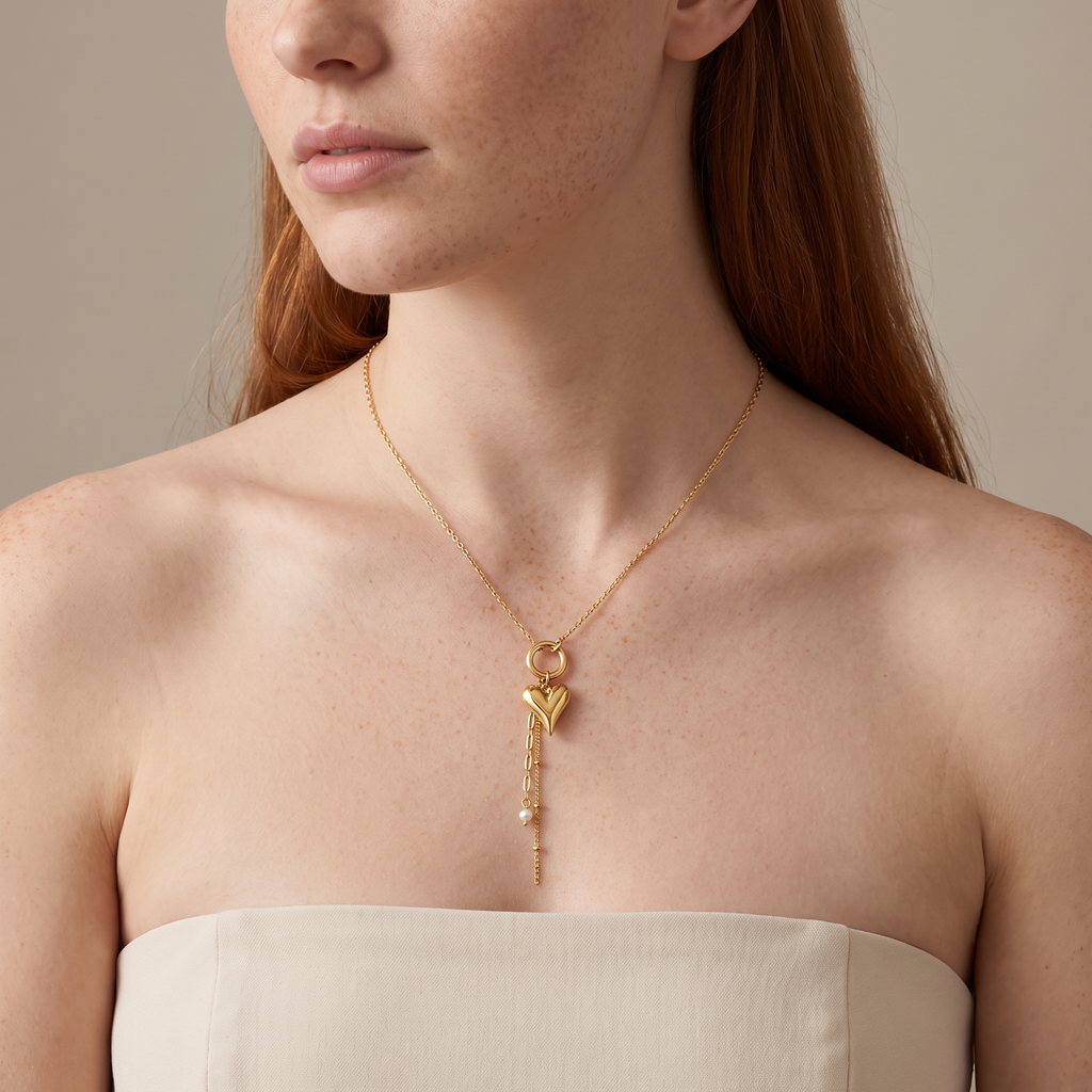 Collier pendentif cœur et perle, porté mi-corps, doré