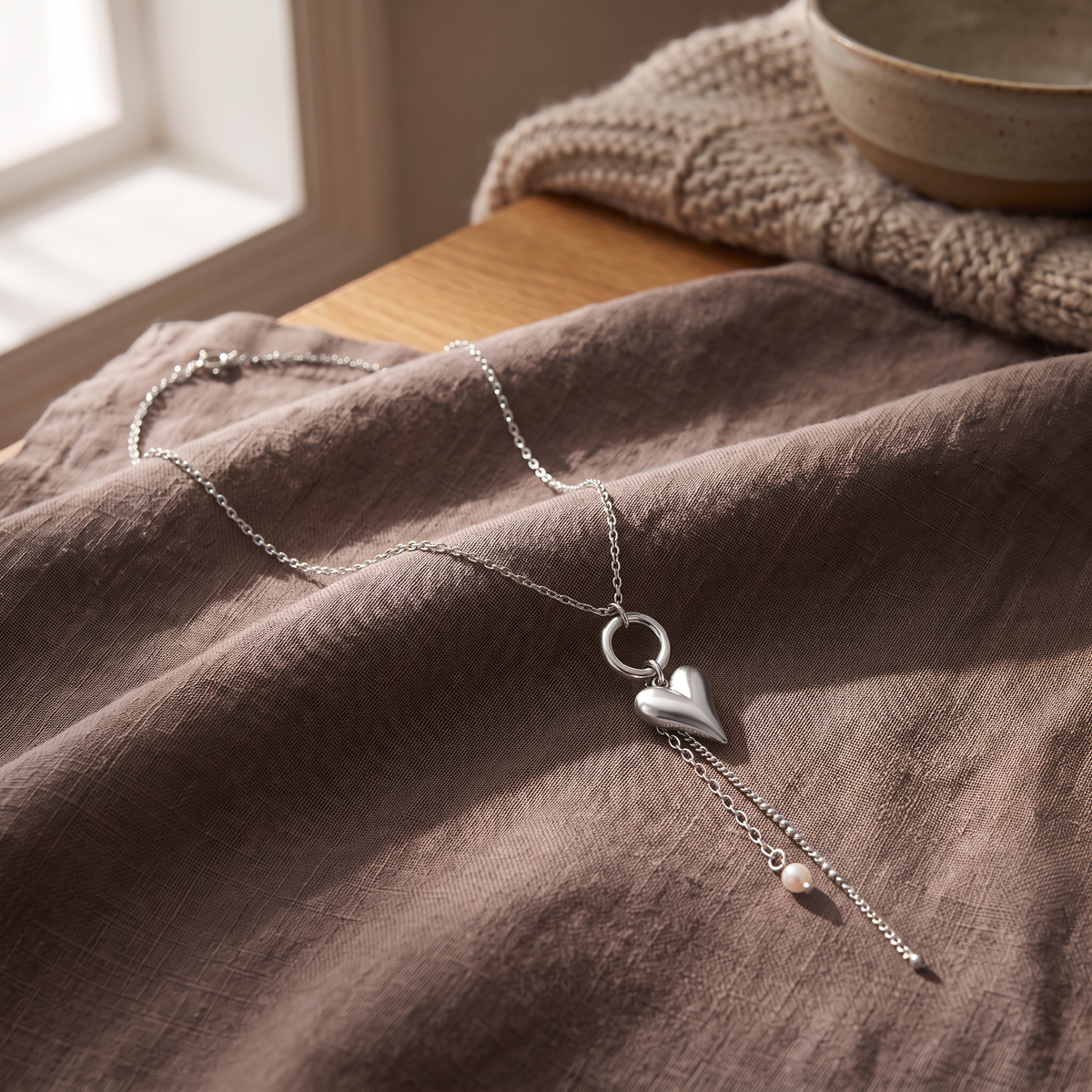 Collier pendentif cœur et perle, porté en tenue, argenté