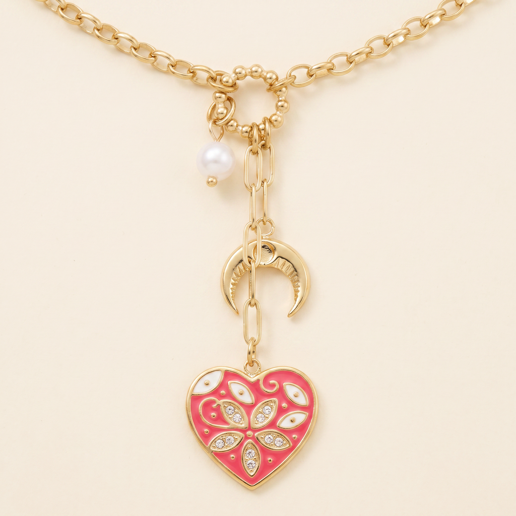 Collier cœur et lune doré en émail, détail du motif